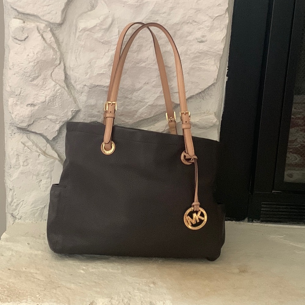 MAKE AN OFFER 
MK Leather tote excellent condition. Makes a great gift.